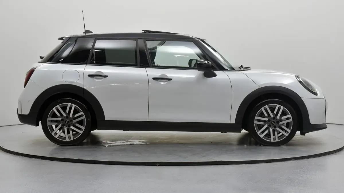 Used Mini Cooper Hatch 113 kW (154 HP) 2026 White Hatchback