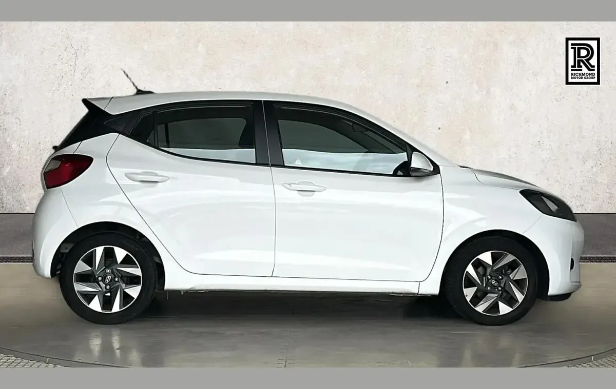 Used Hyundai i10 Advanced 62 HP (45 kW) 2024 White Hatchback
