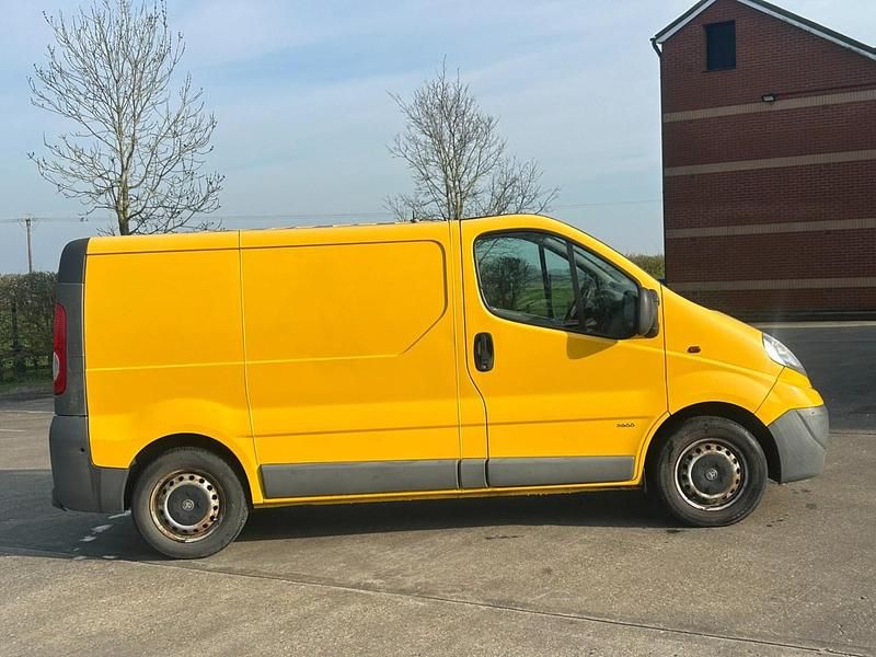 Used Vauxhall Vivaro 115 HP (84 kW) 2013 Yellow MPV