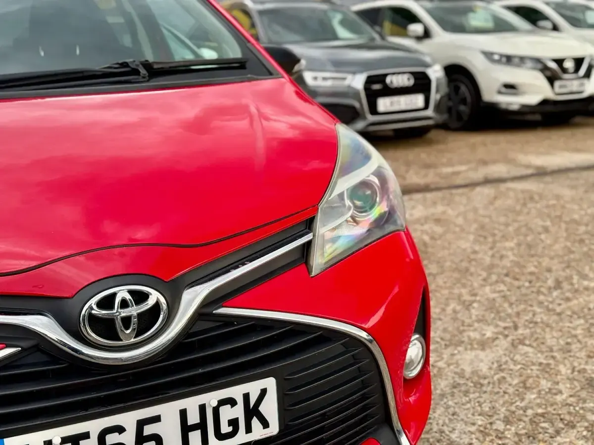 Used Toyota Yaris 99 HP (72 kW) 2016 Red Hatchback