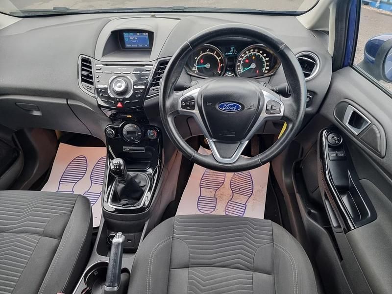 Begagnad Ford Fiesta Titanium 2014 Blå Halvkombi