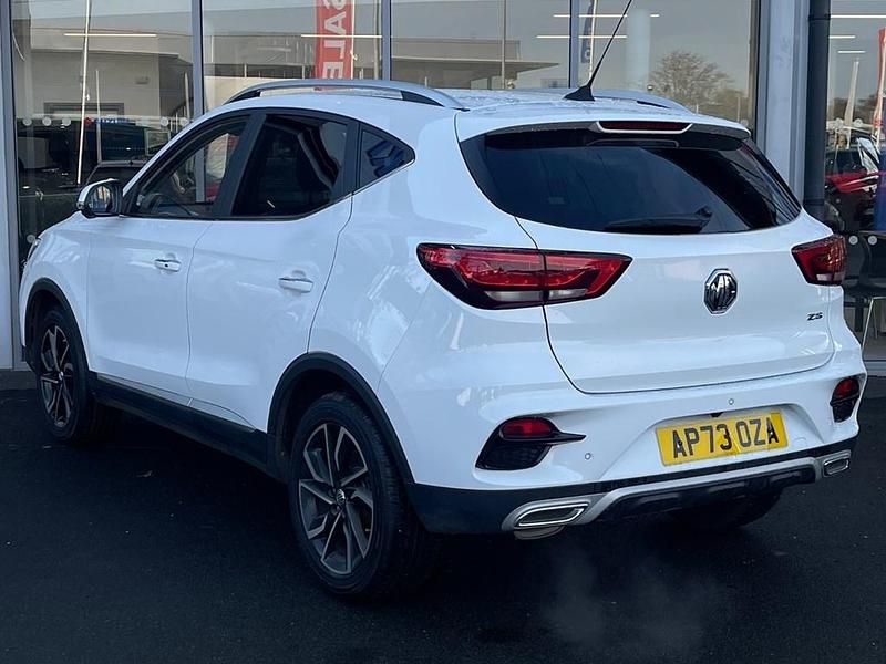Käytetty MG ZS Exclusive 111 HP (81 kW) 2024 Valkoinen Viistoperä