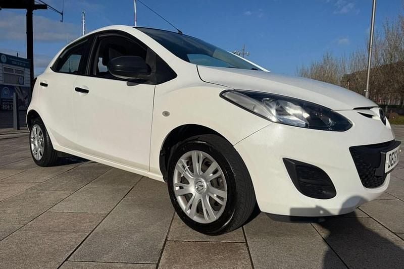 Used Mazda 2 2013 White Hatchback