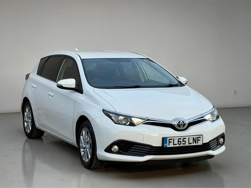 Used Toyota Auris Business Edition 116 HP (85 kW) 2015 White Hatchback