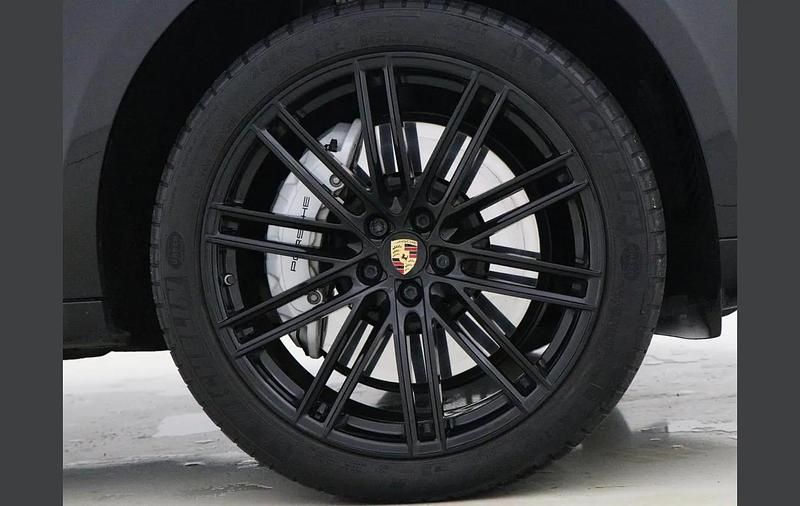 Used Porsche Macan Turbo 434 HP (319 kW) 2019 Black SUV