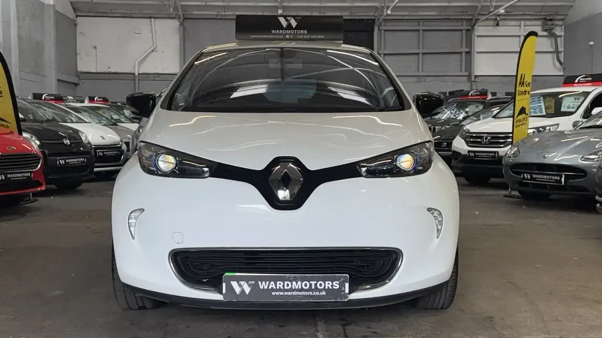 Used Renault Zoe Dynamique 64 kW (88 HP) 2015 White Hatchback