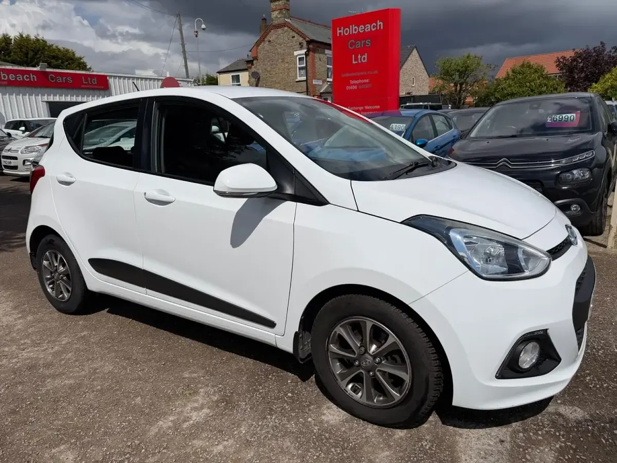 Used Hyundai i10 Premium 87 HP (63 kW) 2015 White Hatchback