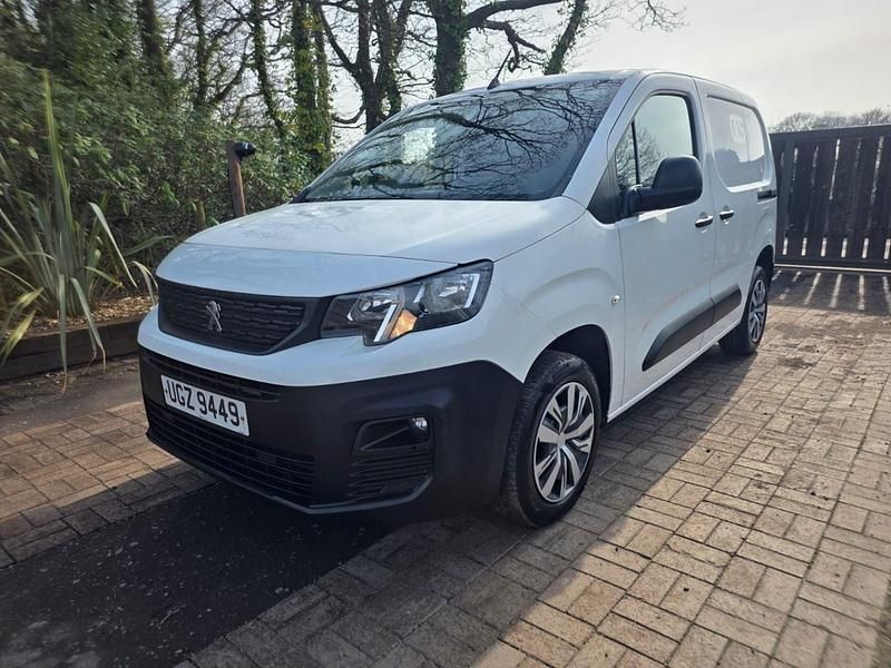 Begagnad Peugeot Partner Premium 100 HK (73 kW) 2021 Vit Minibuss