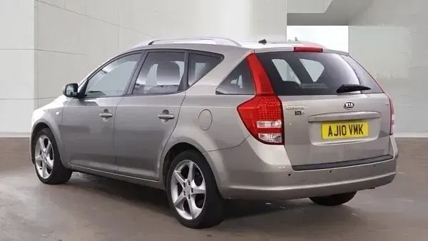 Usado Kia Ceed 113 HP (83 kW) 2010 Prateado Citadino