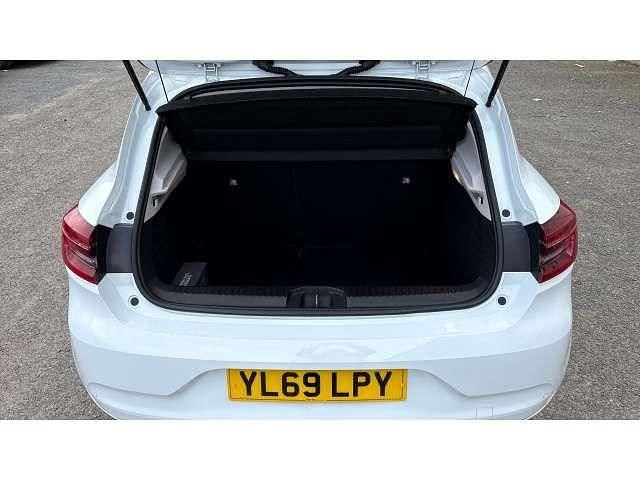 Used Renault Clio V Iconic 101 HP (74 kW) 2020 White Hatchback