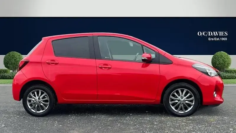 Used Toyota Yaris 99 HP (72 kW) 2016 Red Hatchback