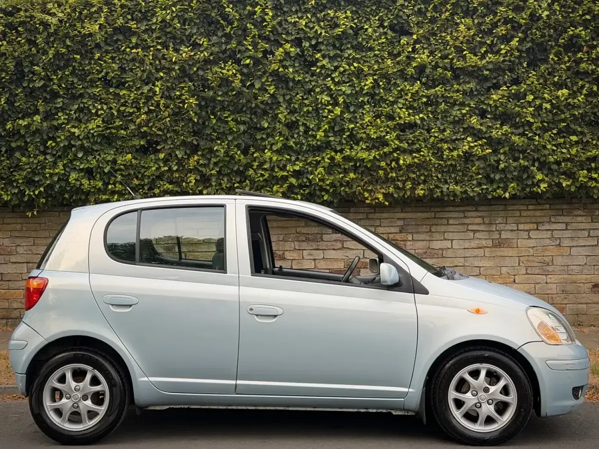 Used Toyota Yaris 2005 Blue Hatchback