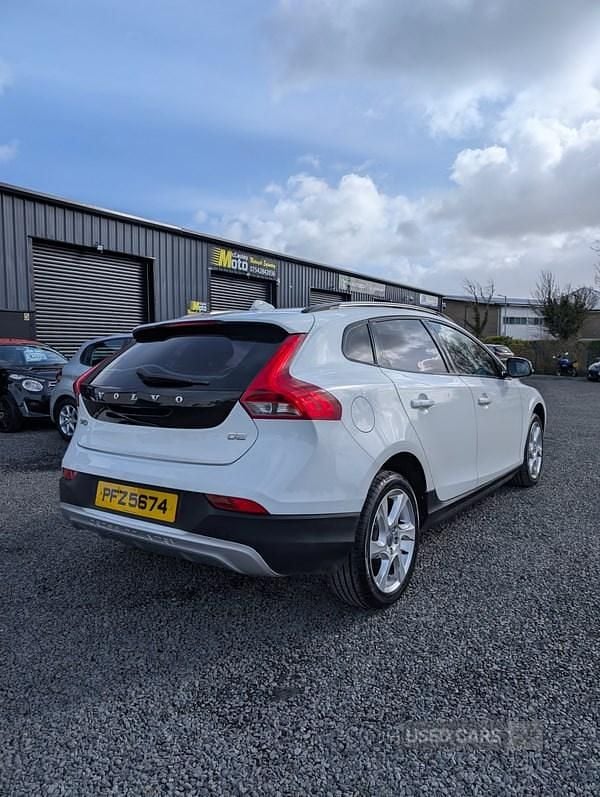 Used Volvo V40 2013 White Hatchback
