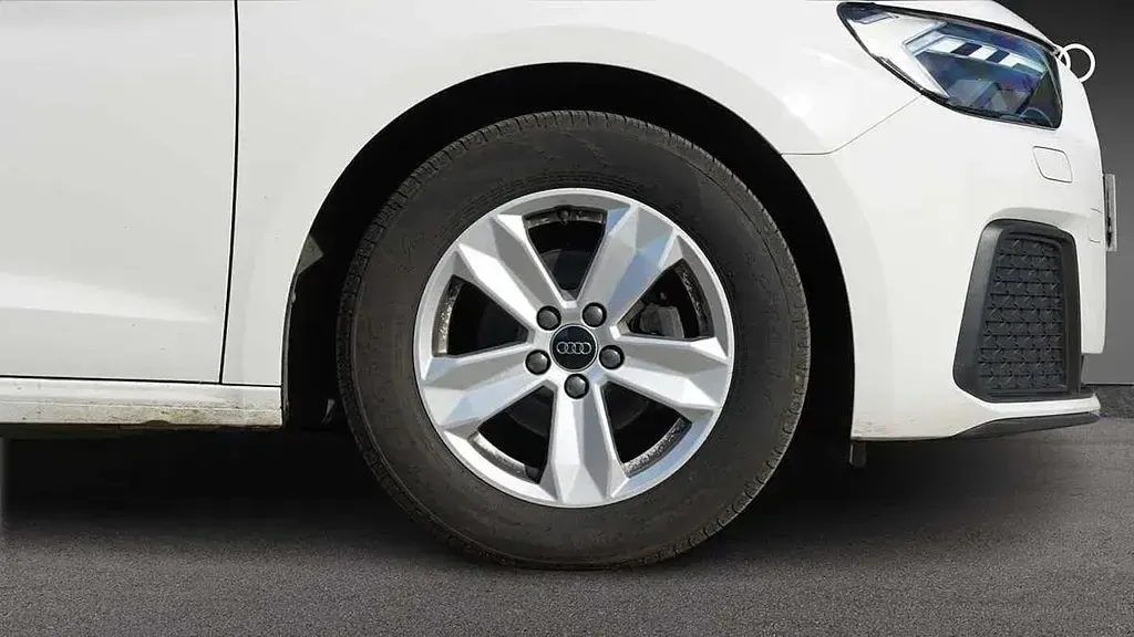 Used Audi A1 Design 94 HP (69 kW) 2023 White SUV