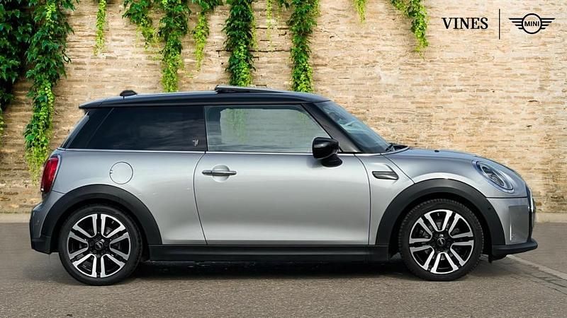 Usado Mini Cooper Exclusive 134 HP (98 kW) 2023 Prateado Citadino