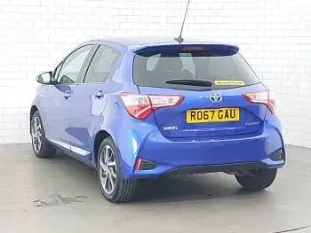 Used Toyota Yaris Hybrid 100 HP (73 kW) 2017 Blue Hatchback