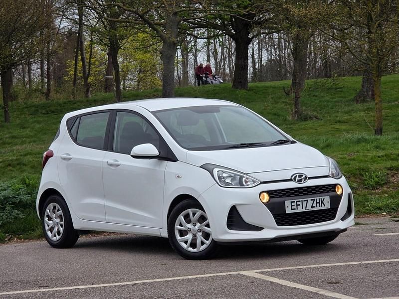 Used Hyundai i10 SE 83 HP (61 kW) 2017 White Hatchback