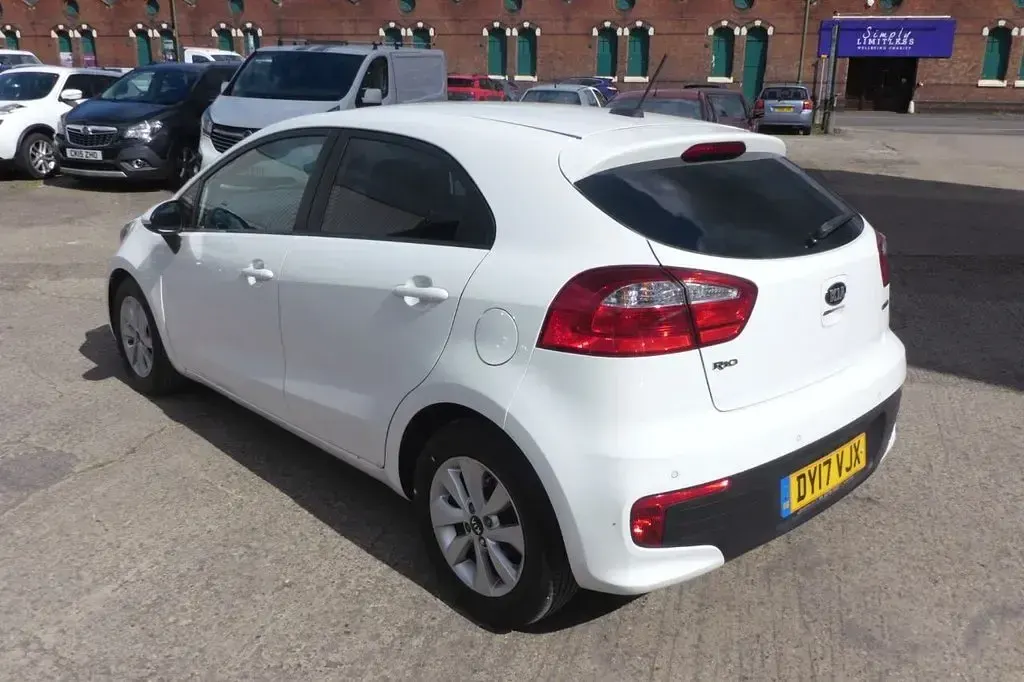 Used Kia Rio 84 HP (61 kW) 2017 White Hatchback