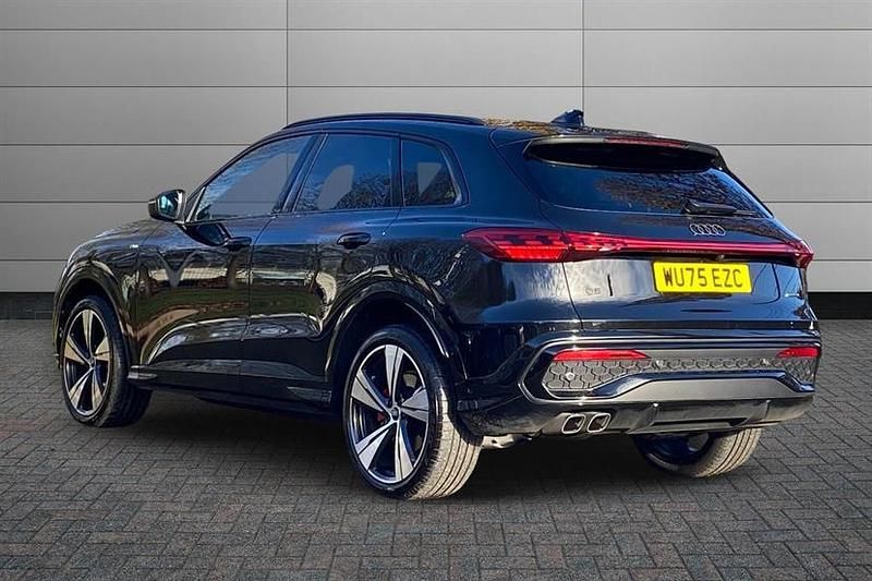 New Audi Q5 Advanced 204 HP (150 kW) 2025 Mythos black SUV