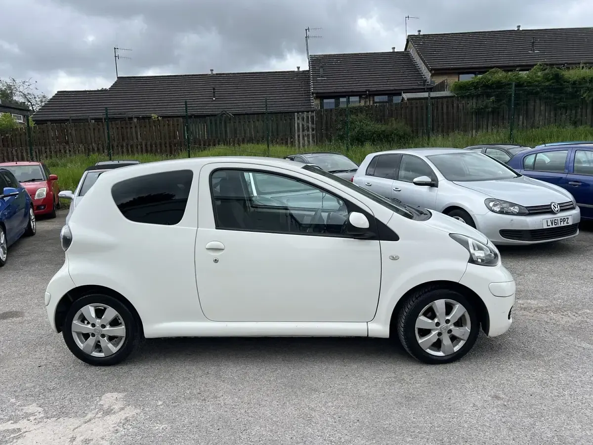 Used Toyota Aygo 68 HP (50 kW) 2011 White Hatchback