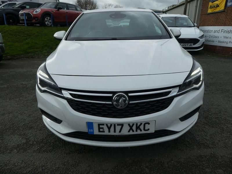 Used Vauxhall Astra SRi 105 HP (77 kW) 2017 White Hatchback