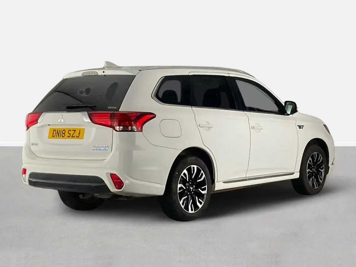 Używany Mitsubishi Outlander P-HEV 2018 Biały Kombi
