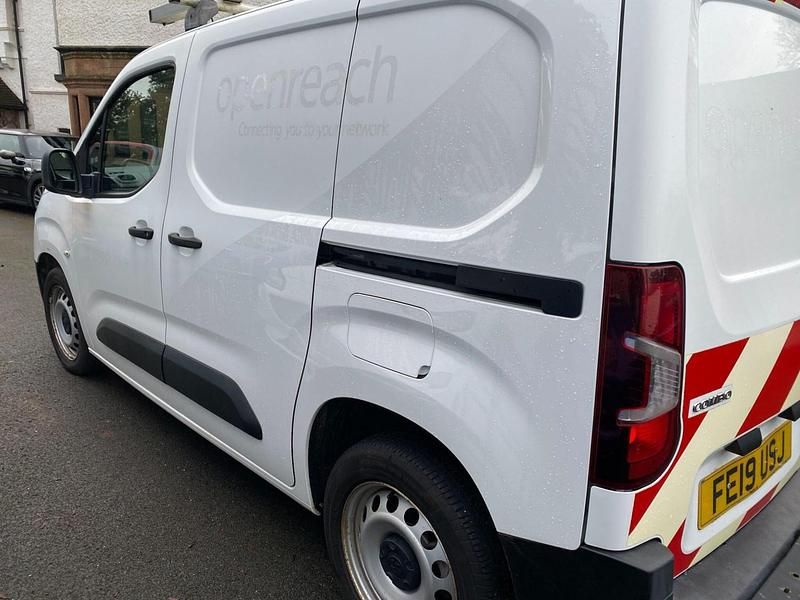 Used Vauxhall Combo Edition 100 HP (73 kW) 2019 White Van