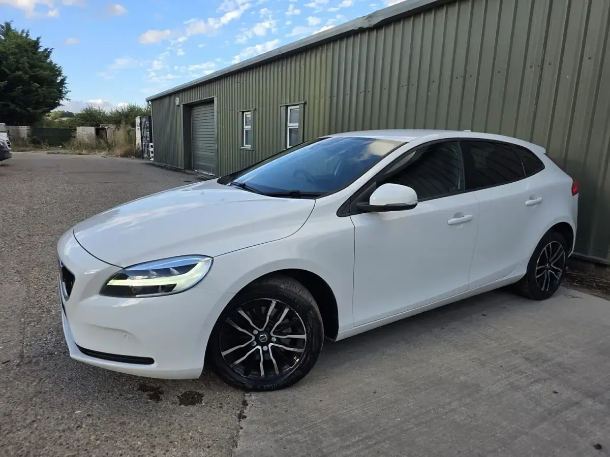 Used Volvo V40 Momentum 122 HP (89 kW) 2019 White Hatchback