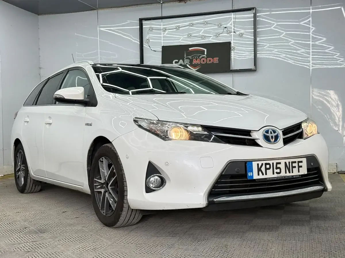 Used Toyota Auris Hybrid 2015 White Estate