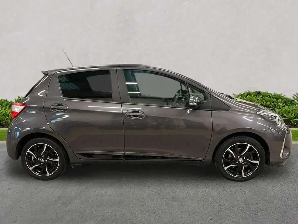 Used Toyota Yaris Design 111 HP (81 kW) 2017 Grey Hatchback