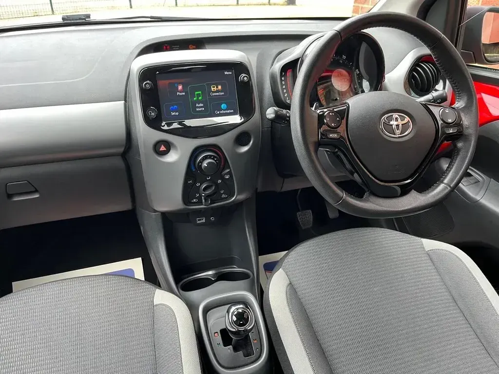 Second-hand Toyota Aygo X-play 72 CP (52 kW) 2021 Roșu Hatchback