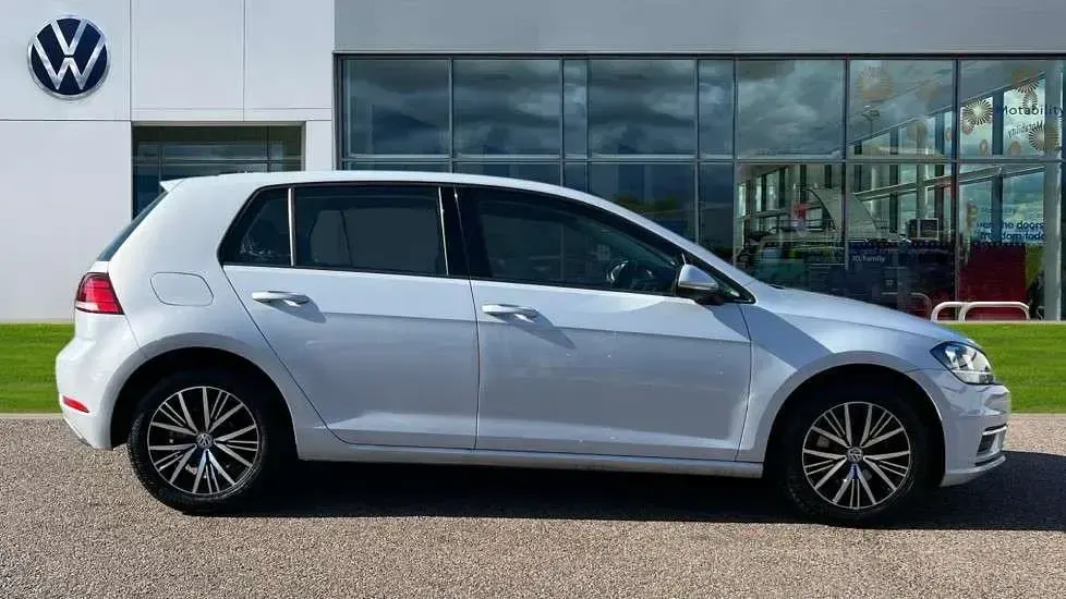 Used VW Golf VII SE 125 HP (91 kW) 2017 Silver Hatchback