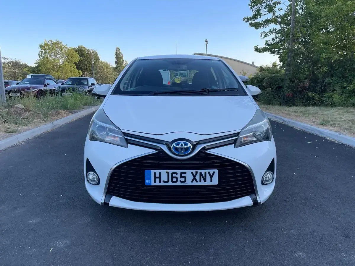 Used Toyota Yaris 100 HP (73 kW) 2015 White Hatchback