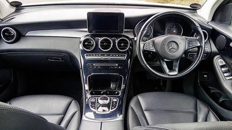 Used Mercedes GLC250 Urban 211 HP (155 kW) 2018 White Estate