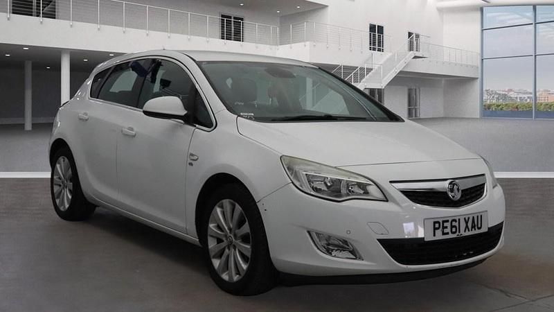 Second-hand Vauxhall Astra Elite 2011 Alb Hatchback