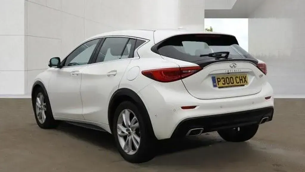 Used Infiniti Q30 Premium 170 HP (125 kW) 2016 White Hatchback