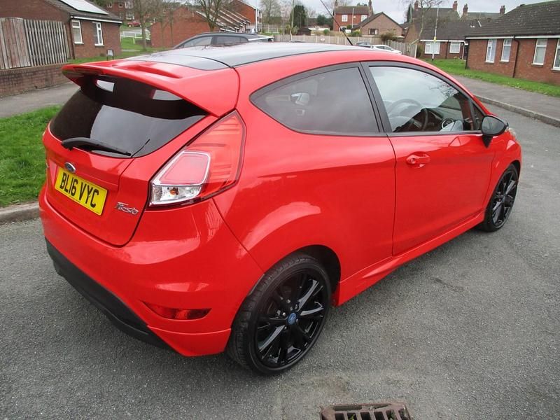 Used Ford Fiesta Zetec 140 HP (102 kW) 2016 Red Hatchback