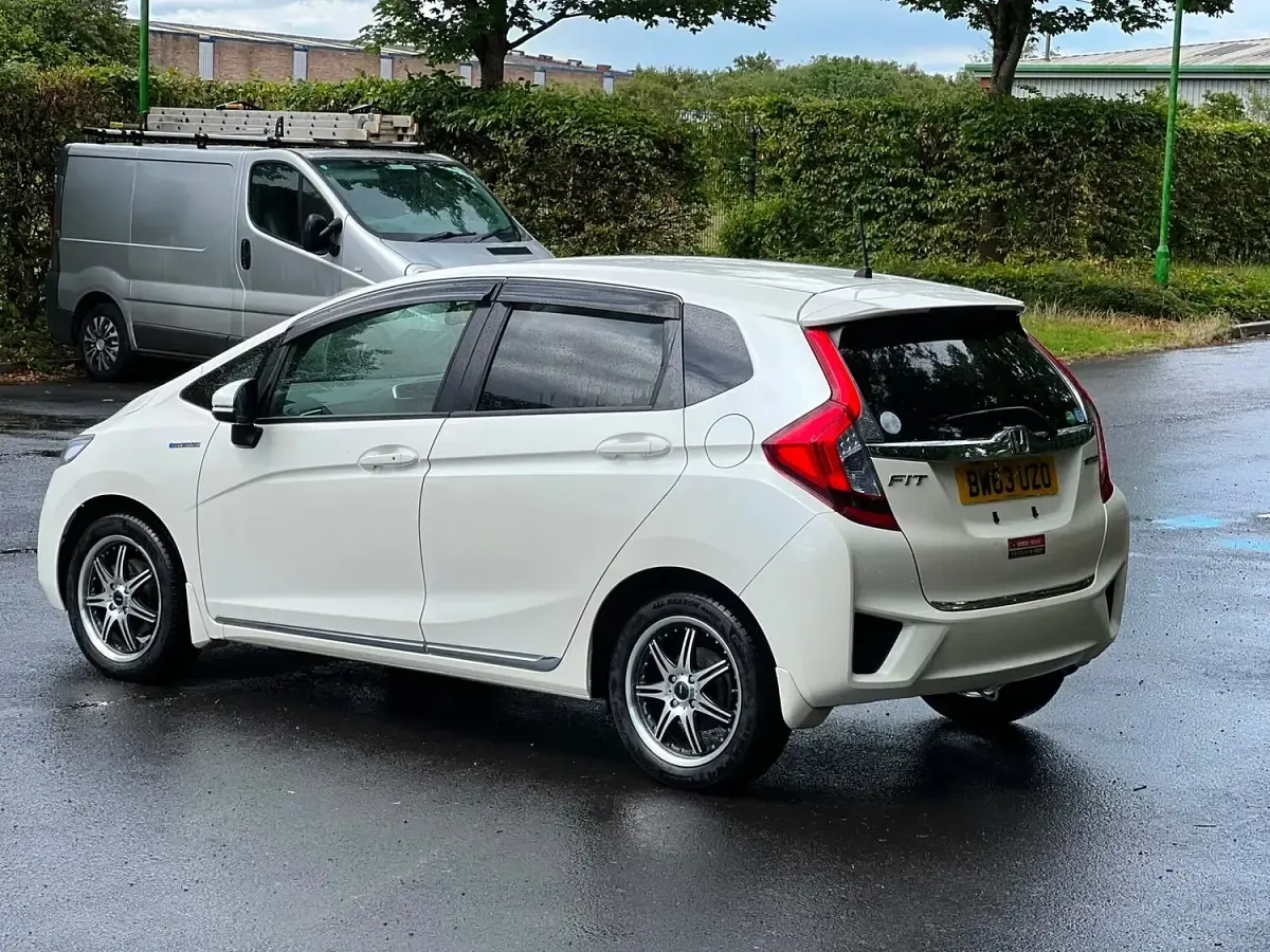 Used Honda Fit Hybrid 109 HP (80 kW) 2026 White Hatchback