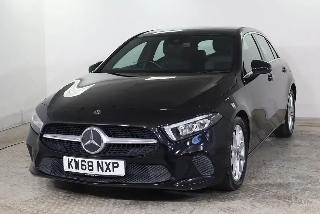 Begagnad Mercedes A180 2019 Svart Halvkombi