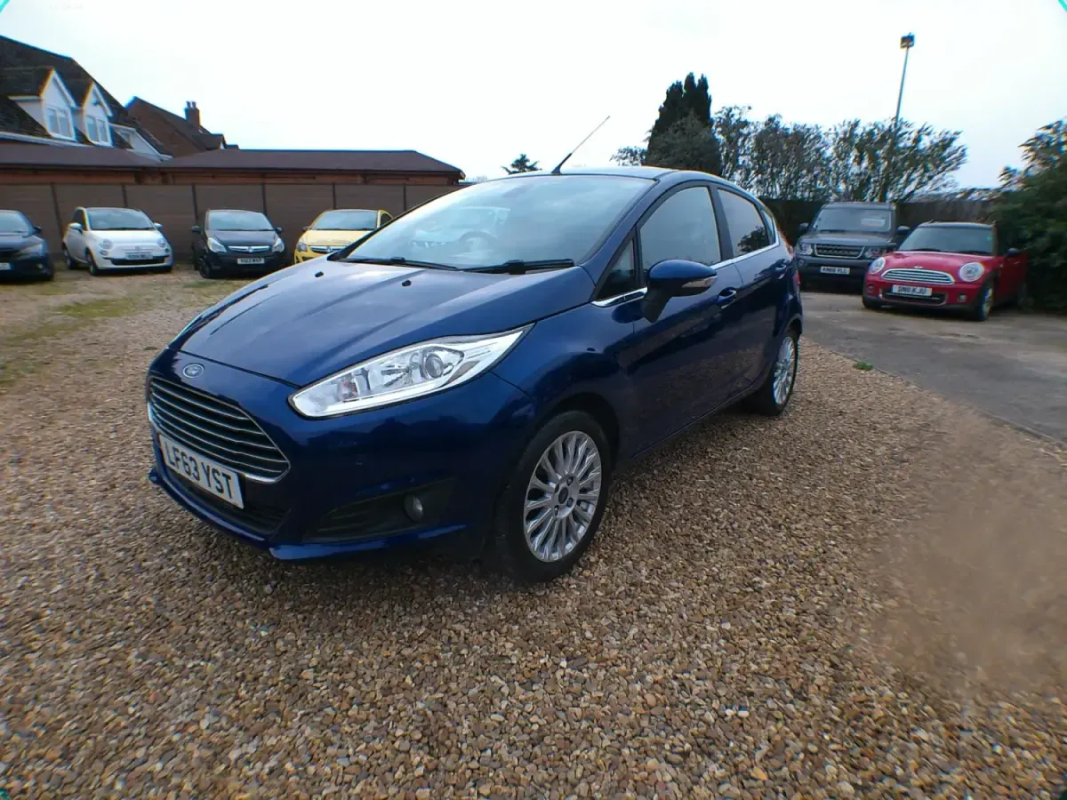 Używany Ford Fiesta Titanium 105 KM (77 kW) 2013 Niebieski Hatchback