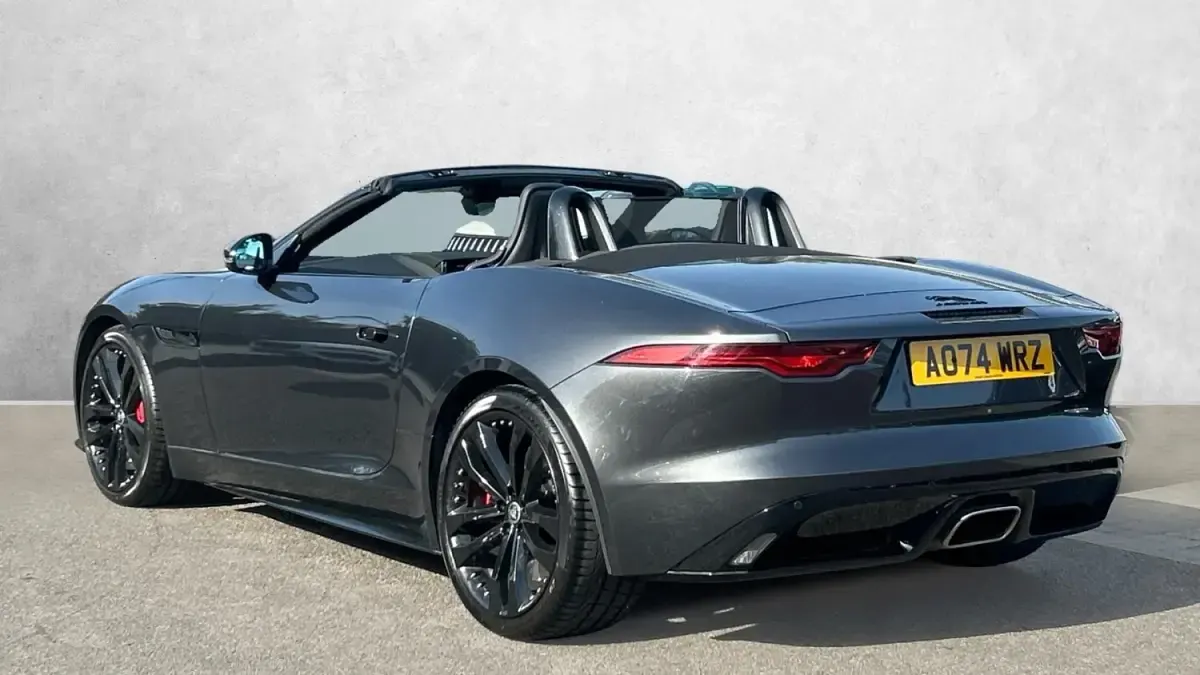 Usado Jaguar F-Type R-Dynamic 300 HP (220 kW) 2024 Cinzento Cabrios