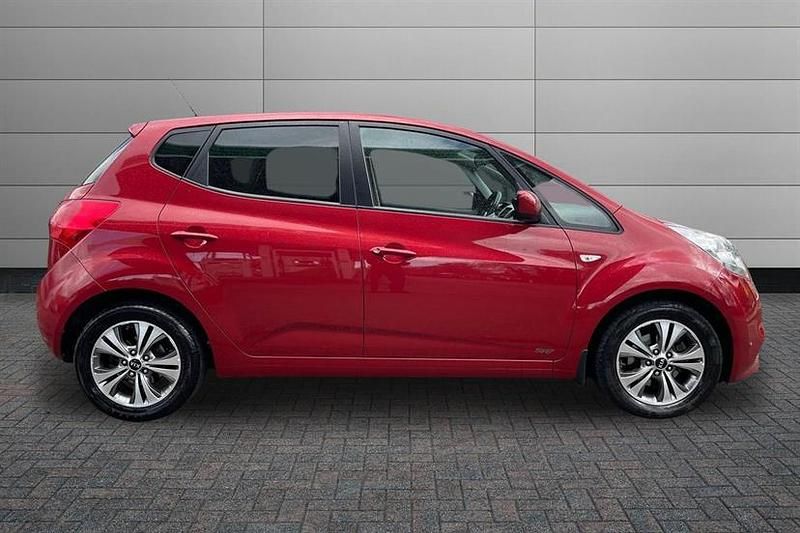 Used Kia Venga 89 HP (65 kW) 2016 Red Hatchback