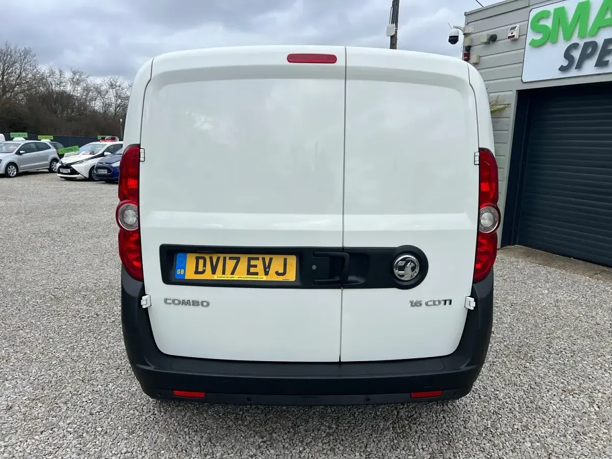 Usado Vauxhall Combo S 105 HP (77 kW) 2017 Branco Monovolume