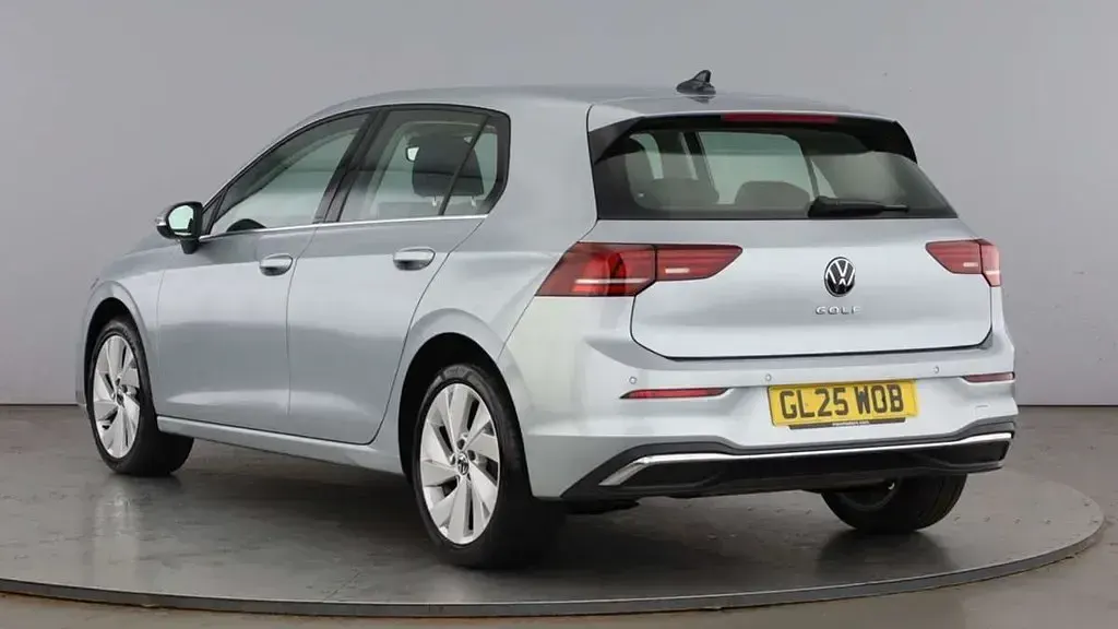 Second-hand VW Golf VIII Style 150 CP (110 kW) 2025 Argintiu Hatchback