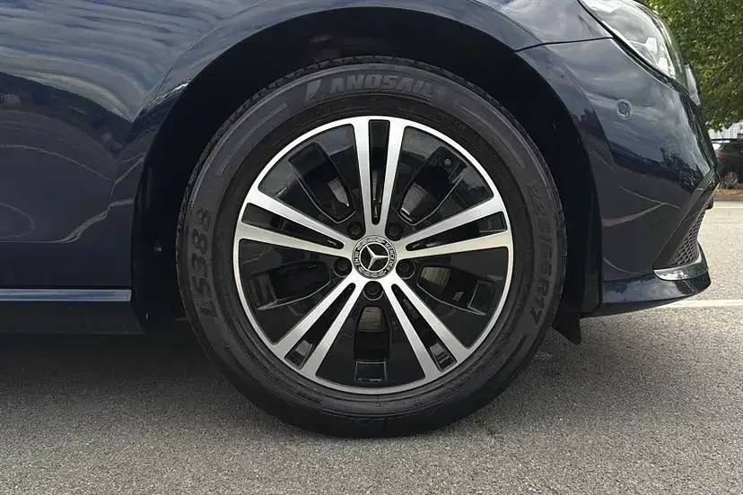 Używany Mercedes E220 194 KM (142 kW) 2021 Niebieski Sedan/Limuzyna