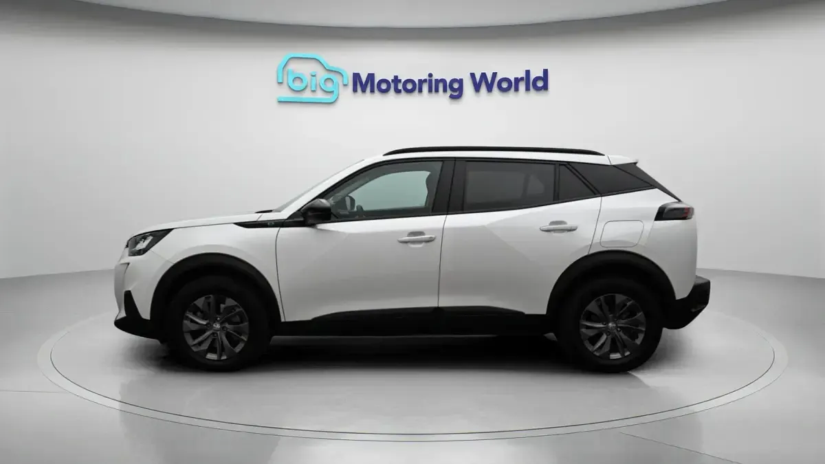 Gebraucht Peugeot e-2008 Active+ 98 kW (134 PS) 2022 Weiß SUV