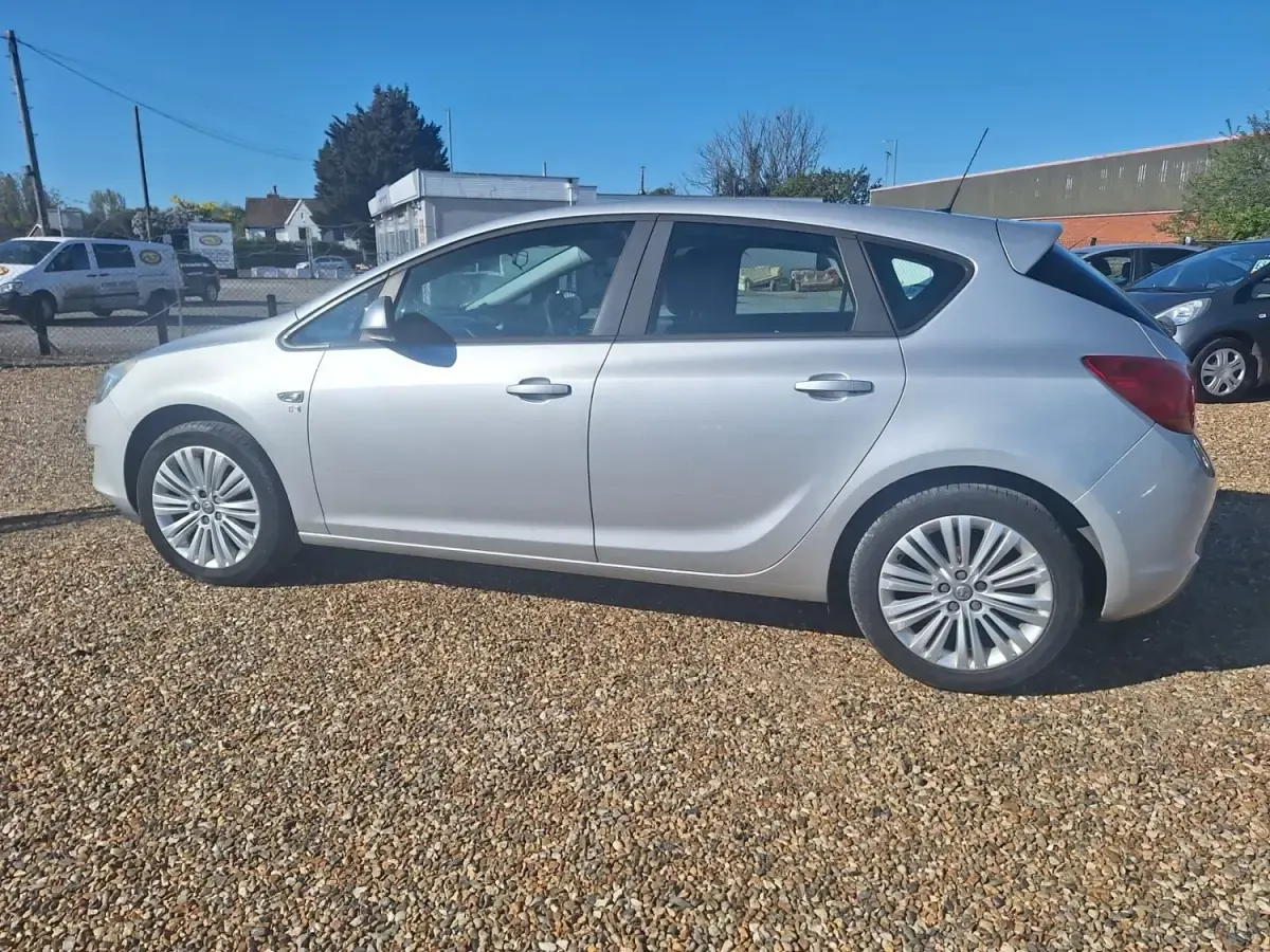 Second-hand Vauxhall Astra Excite 2011 Argintiu Hatchback