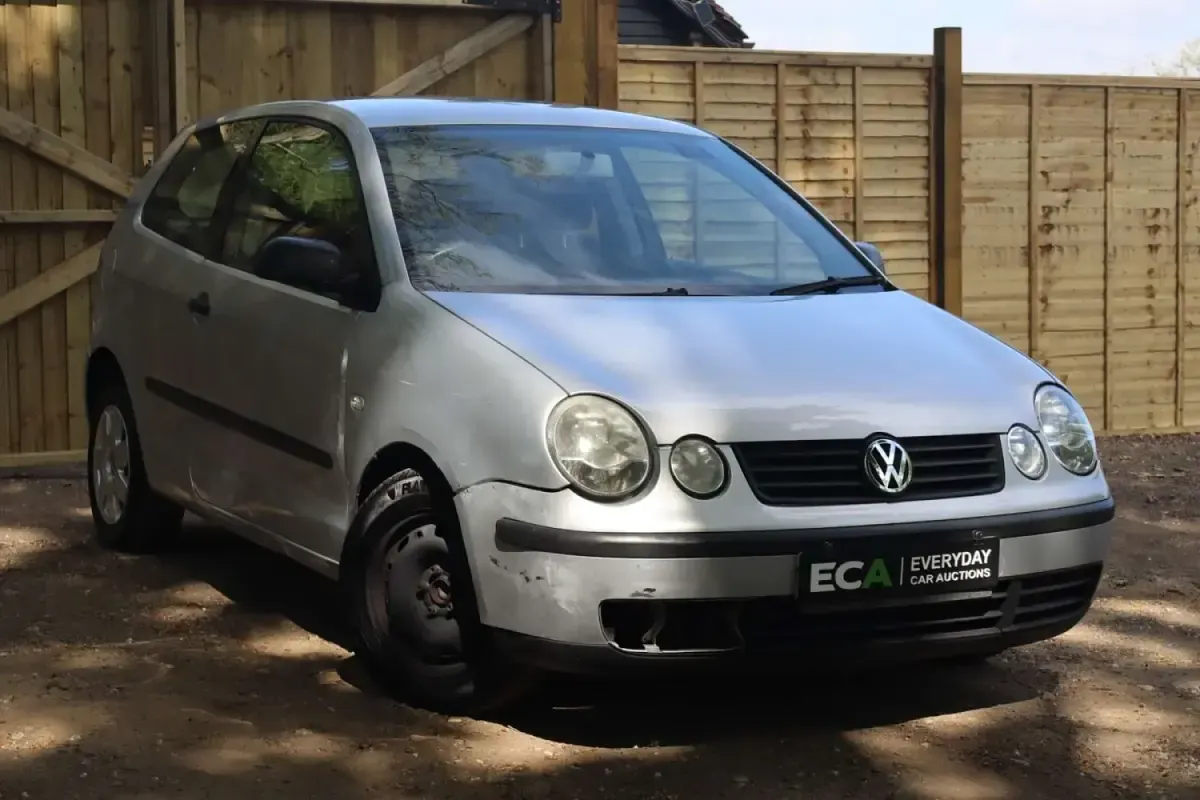 Begagnad VW Polo 2004 Silver Halvkombi