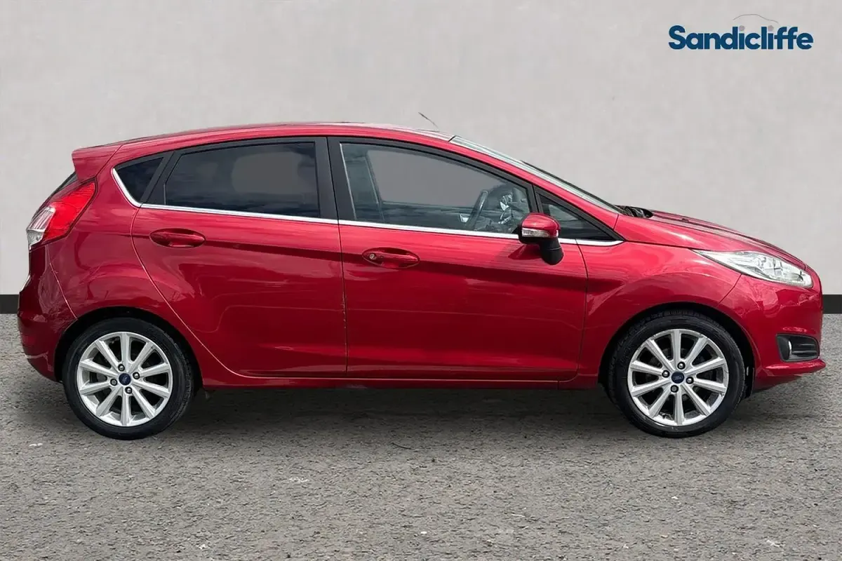Used Ford Fiesta Titanium 100 HP (73 kW) 2017 Red Hatchback