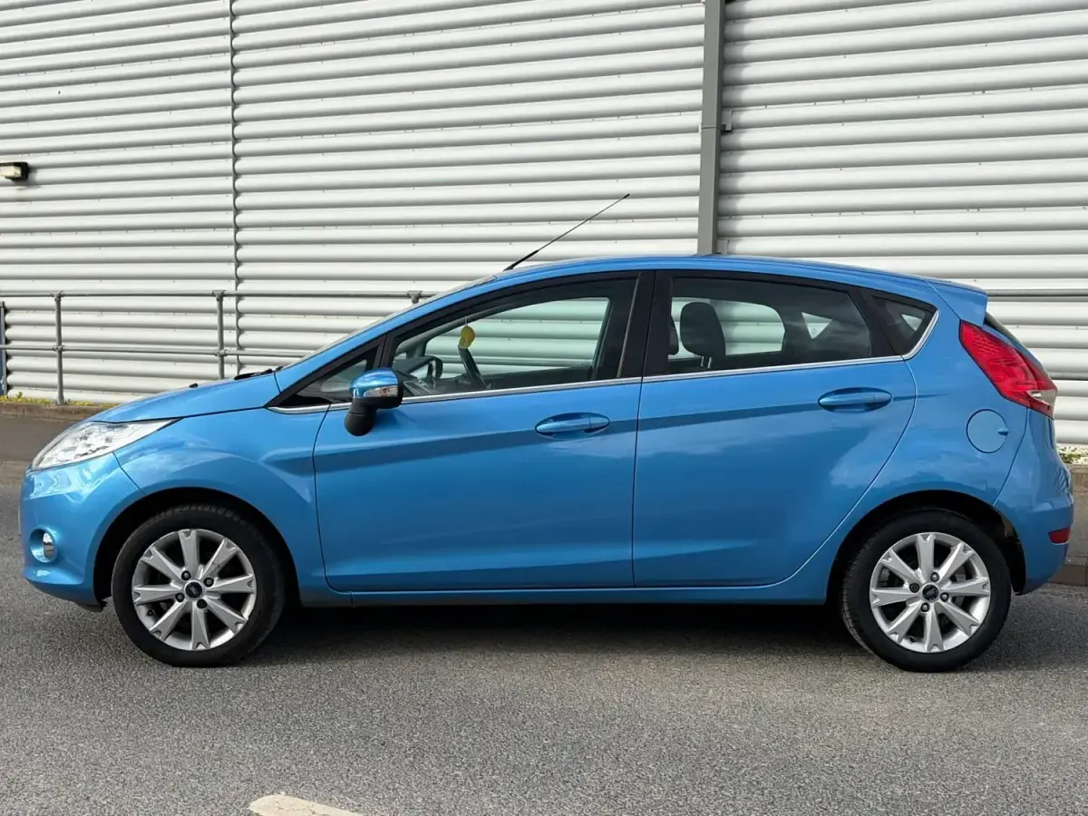 Usado Ford Fiesta Zetec 82 HP (60 kW) 2010 Azul Citadino
